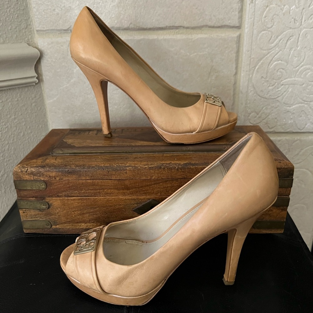 Ladies leather Coach 4 inch beige peep toe pumps w gold logo buckle - Picture 2 of 12
